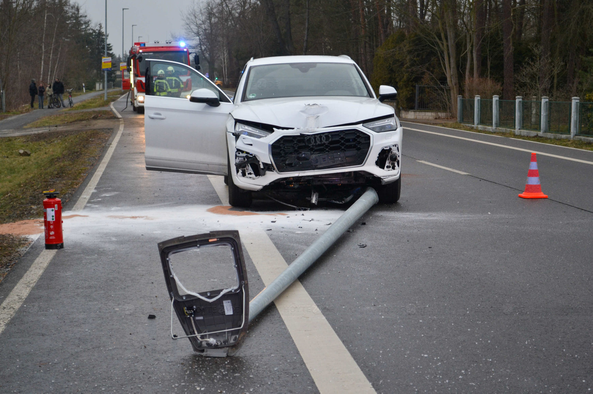 Straßenlaterne bei Unfall zu Fall gebracht