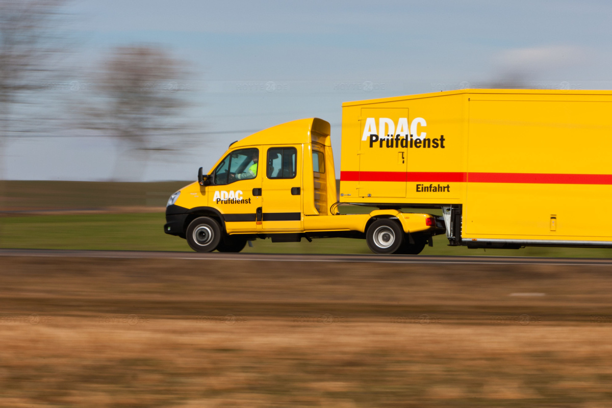 Der ADAC-Prüf-Truck steht zwei Tage in Bernsdorf