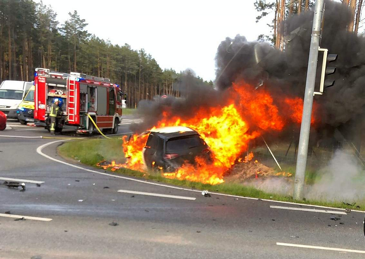 VW Golf nach Verkehrsunfall in Flammen