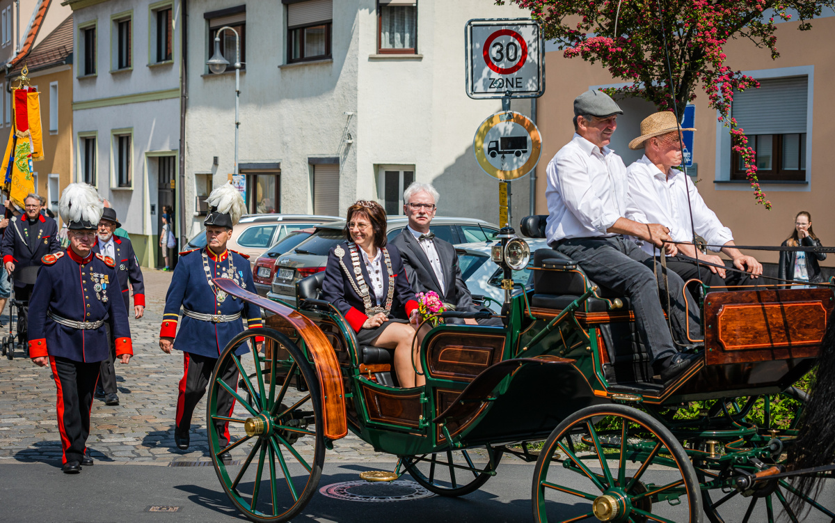 Ehrenkutschfahrt für die Schützenkönigin
