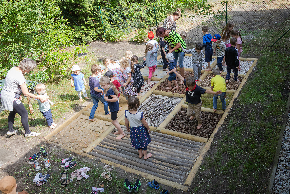 „Waldsee“-Kinder freuen sich über „Pfad der Sinne“