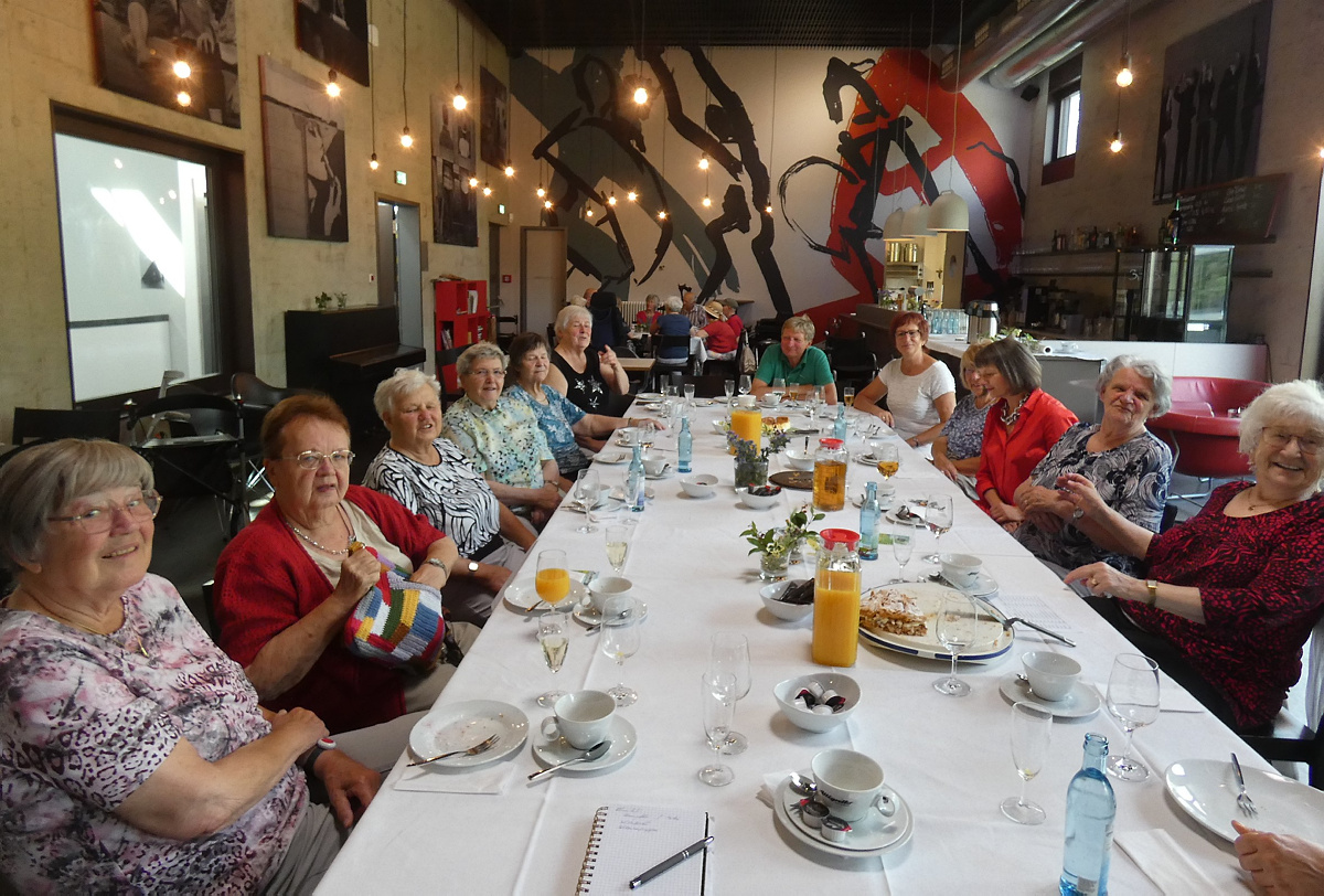 Fleißige Frauen stricken zum gegenseitigen Vorteil