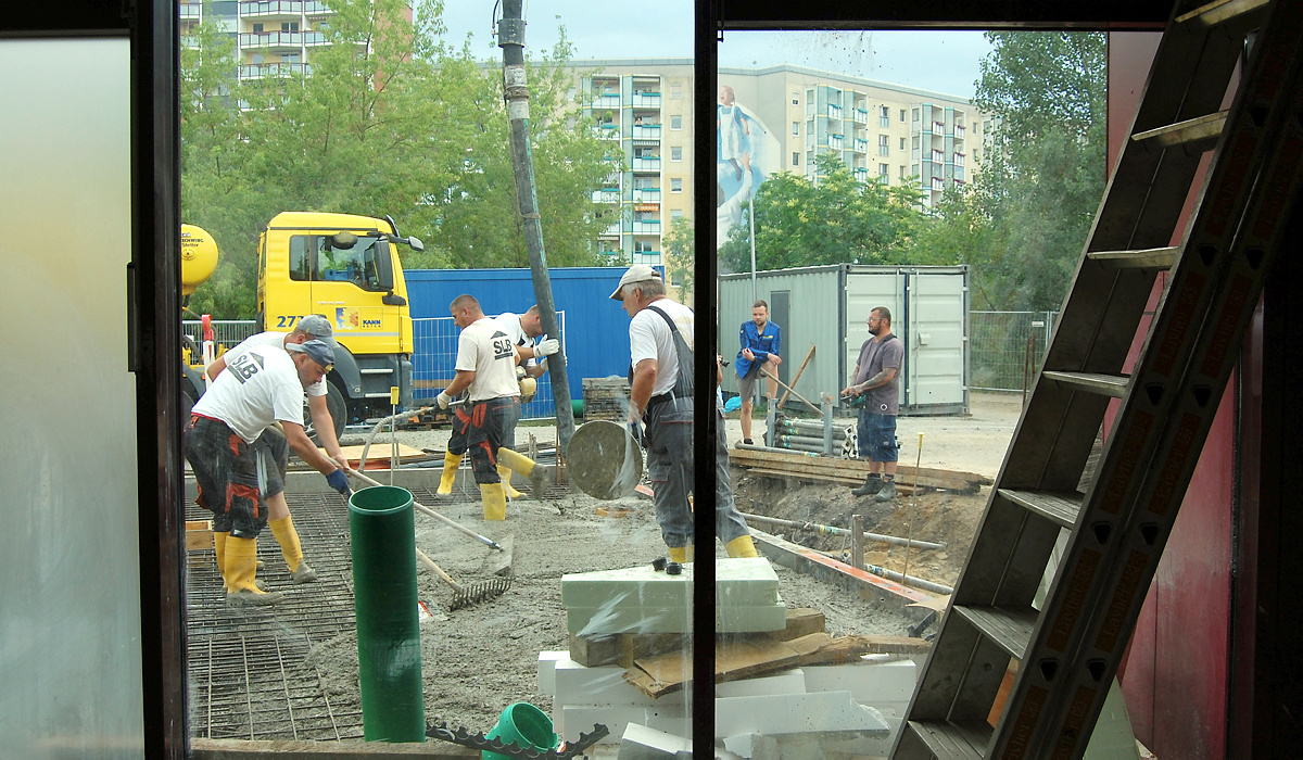 Vor dem Lausitzbad fließt der Beton