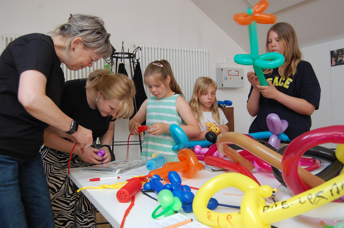 Kinder bereiten Luftballonfest vor