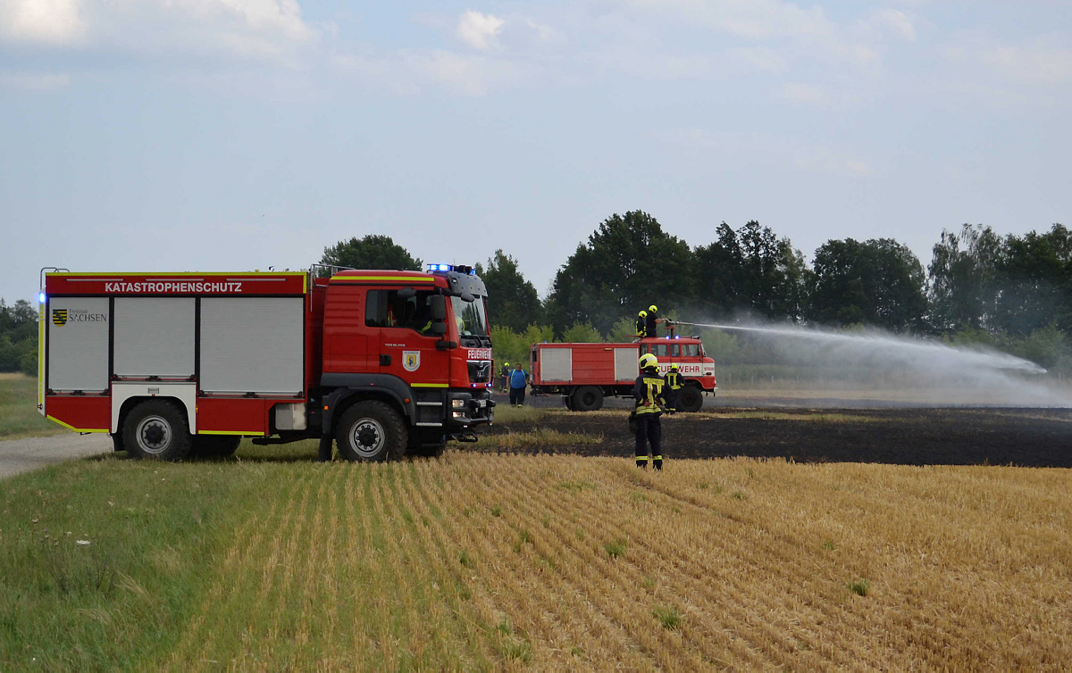 Starker Wind facht Brand auf Stoppelfeld an