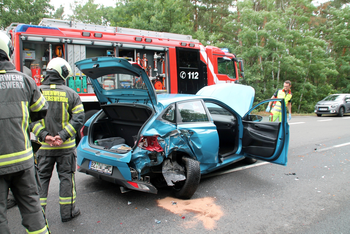 Hoyte24 Nachrichtenportal Für Hoyerswerda Lkw Schiebt Auto In Den Gegenverkehr