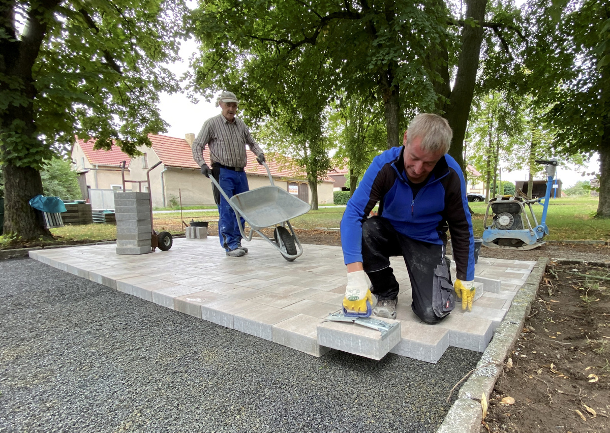 Verschönerungsarbeiten im Lindengarten