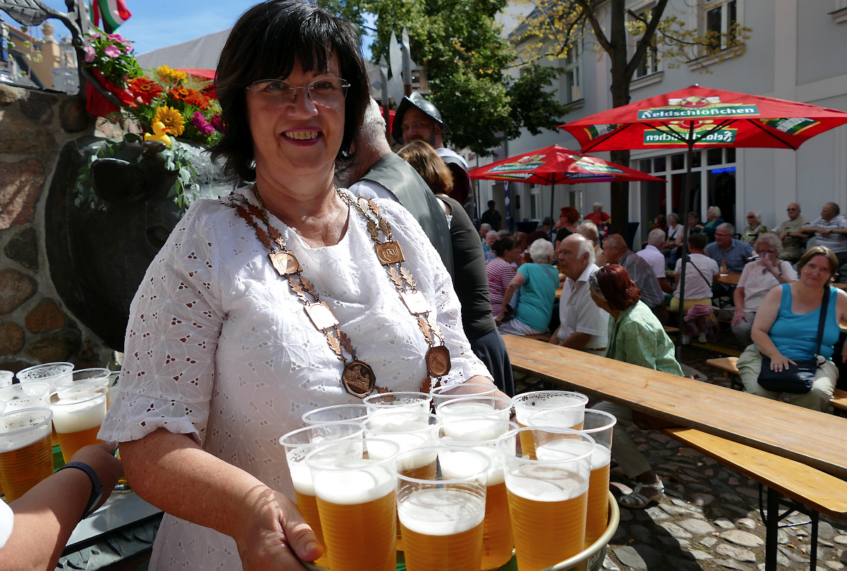 Eine Bürgermeisterin als Kellnerin