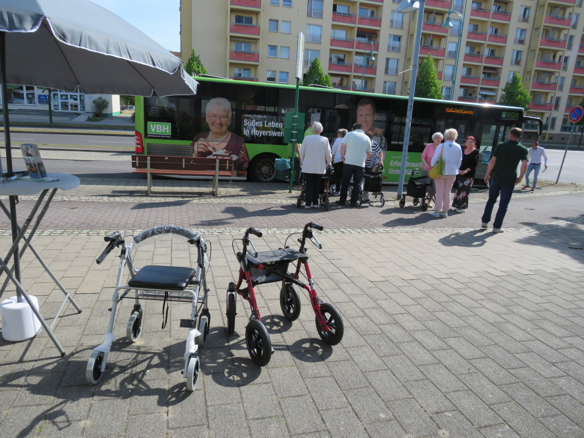 Rollatoren-Training auf dem Lausitzer Platz