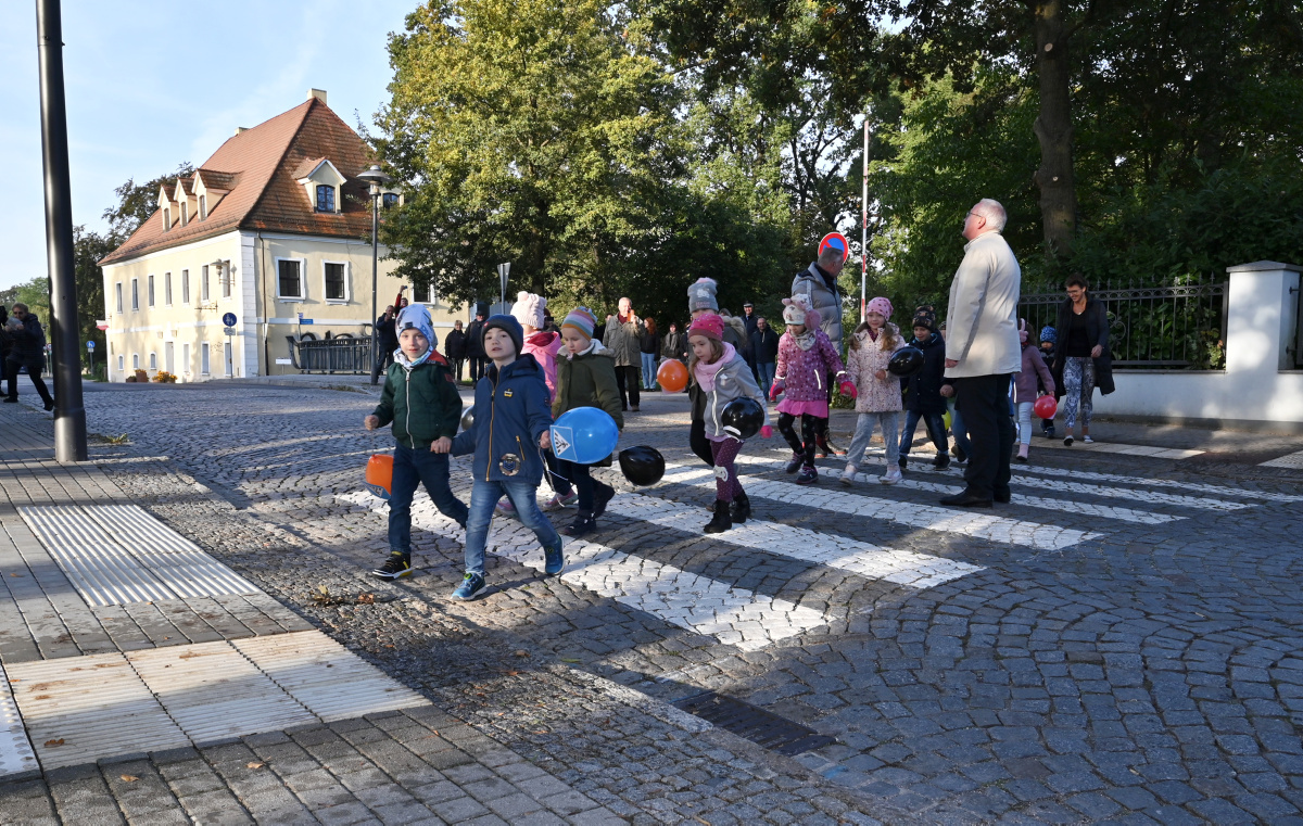 Kinder weihen neuen Zebrastreifen ein