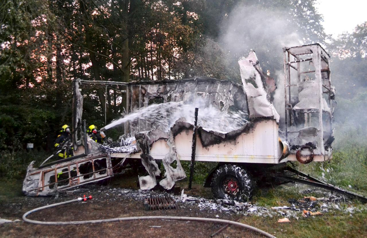 Feuerwehr löscht brennenden Bauwagen