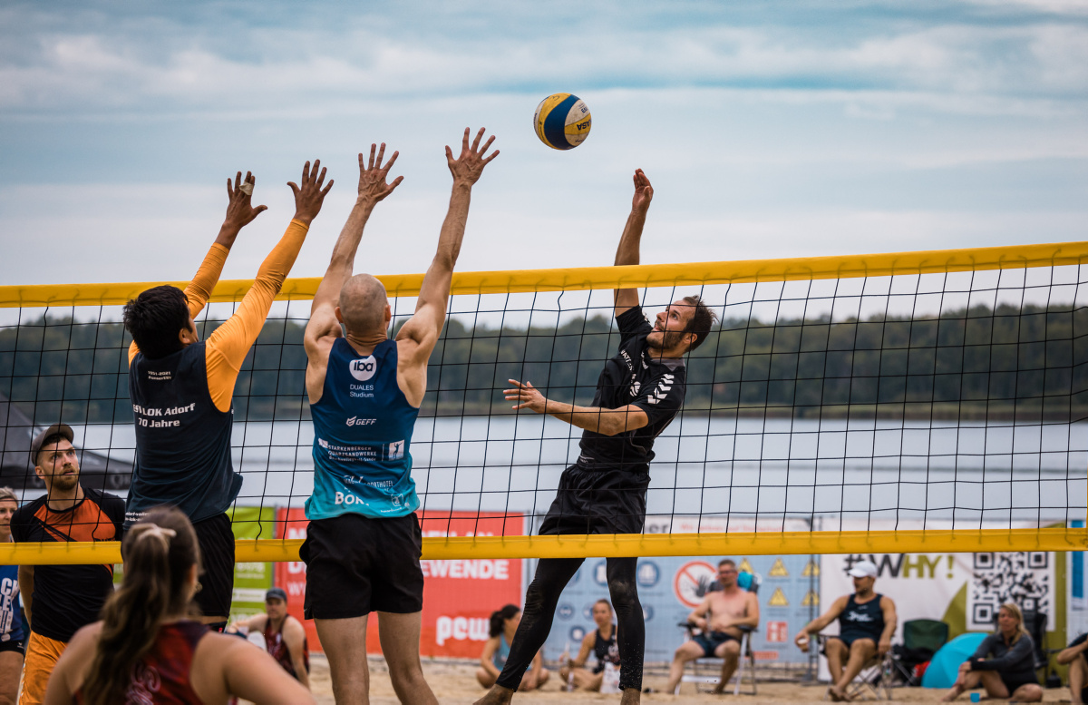 Beachvolleyball: Spielfreude am Sperrzaun