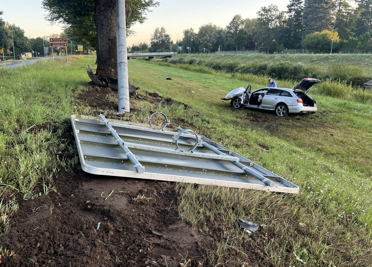 Verfolgungsjagd endet an der Elster – Unfallfahrer flüchtet