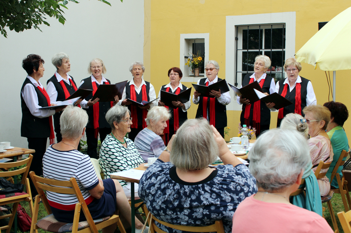 Gesang und Wiedereröffnung in der Langen Straße