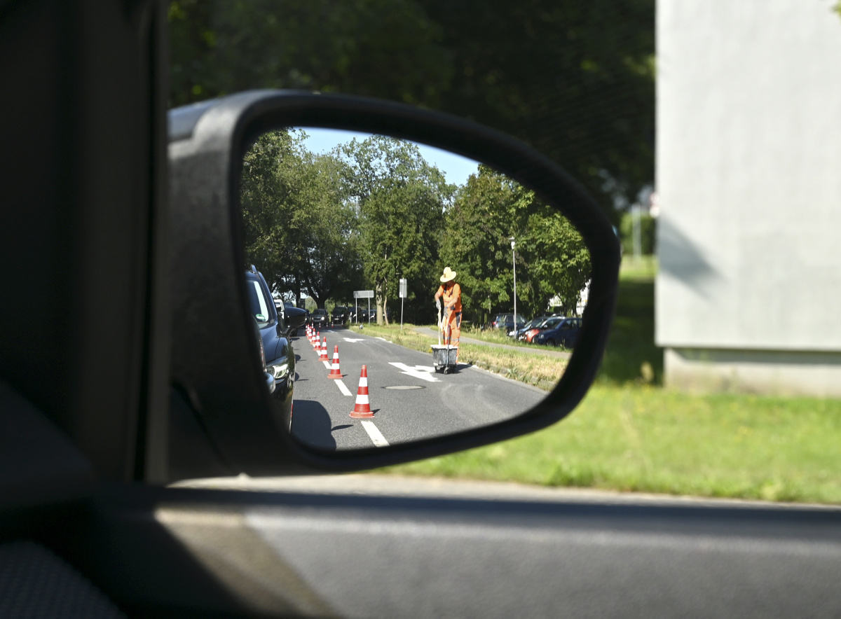 Arbeiten für sichtbare Straßenmarkierungen