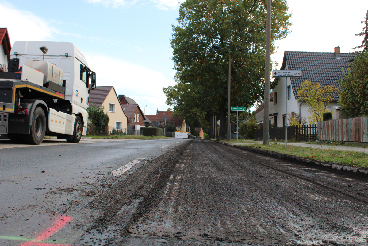 Die Kühnichter Straße wird geglättet