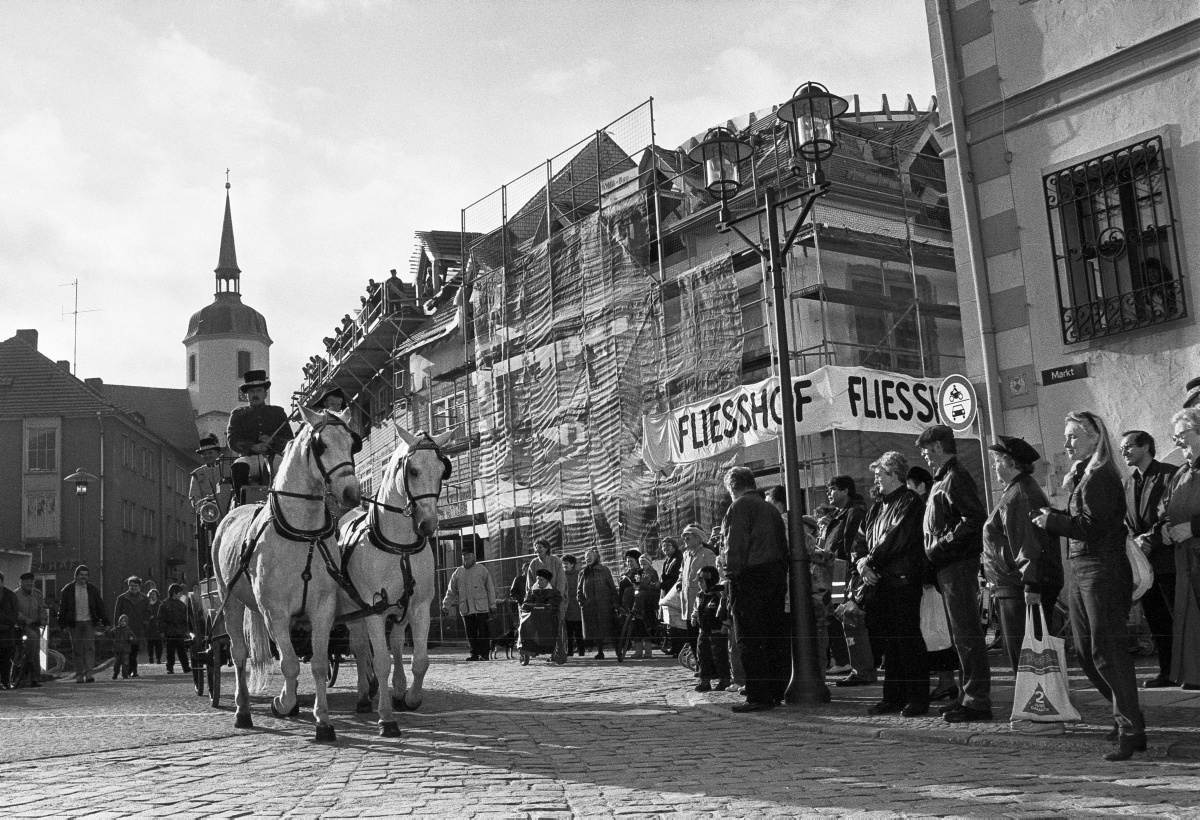 Mit der Postkutsche auf den frisch sanierten Markt