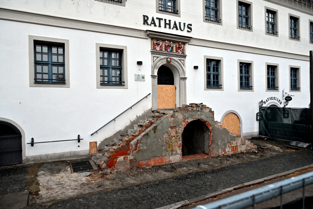 Ein Blick hinter den Bauzaun vor dem Rathaus