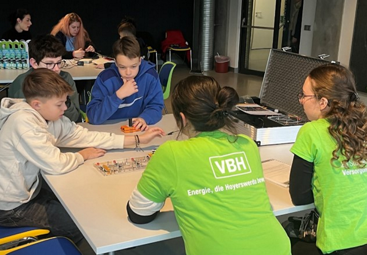 Wie Strom und Internet in den Computer kommen