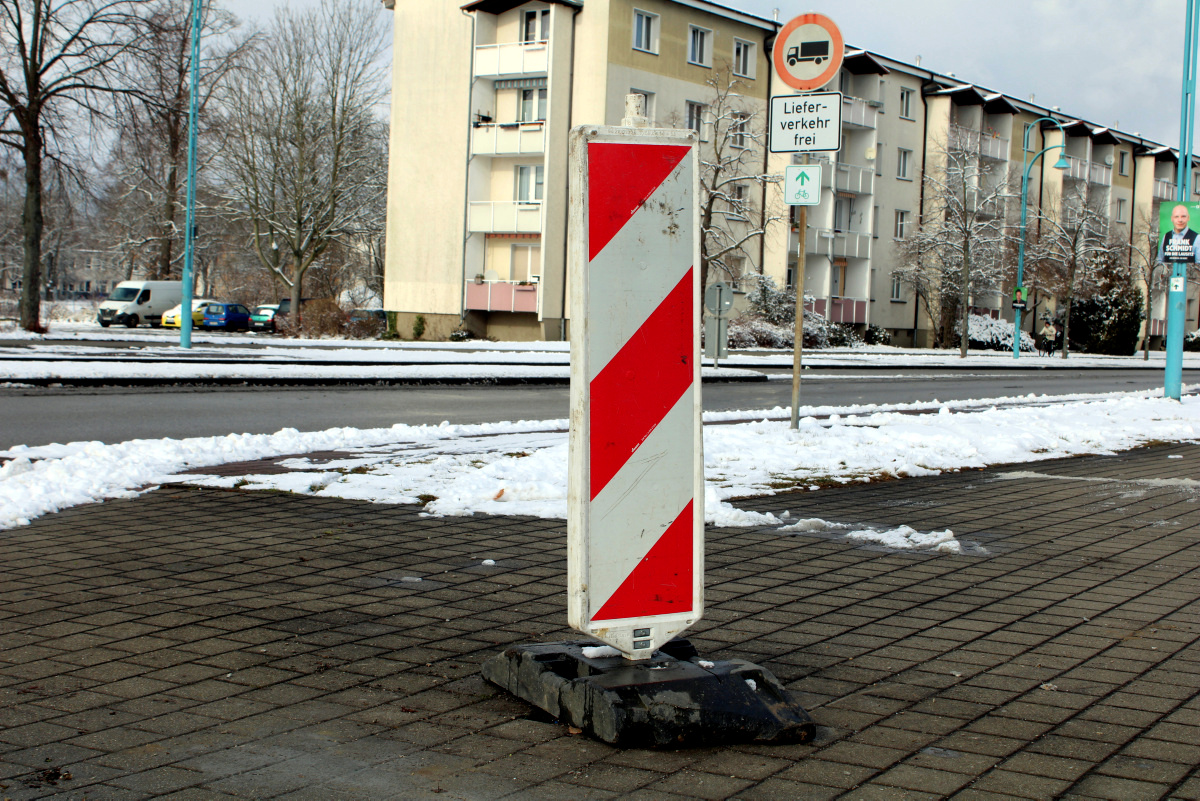 Räumfahrzeug fällt Straßenlaterne