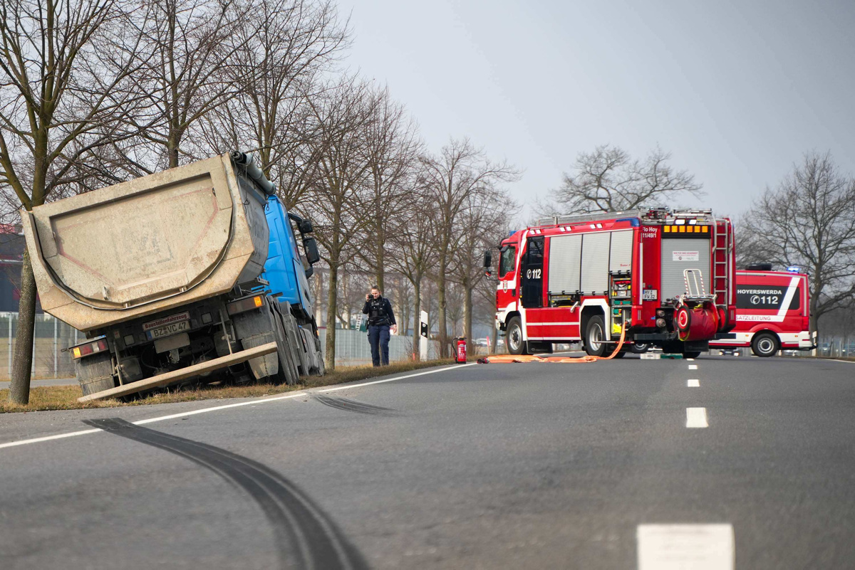 Kostspieliger Crash zwischen Taxi und Sattelzug