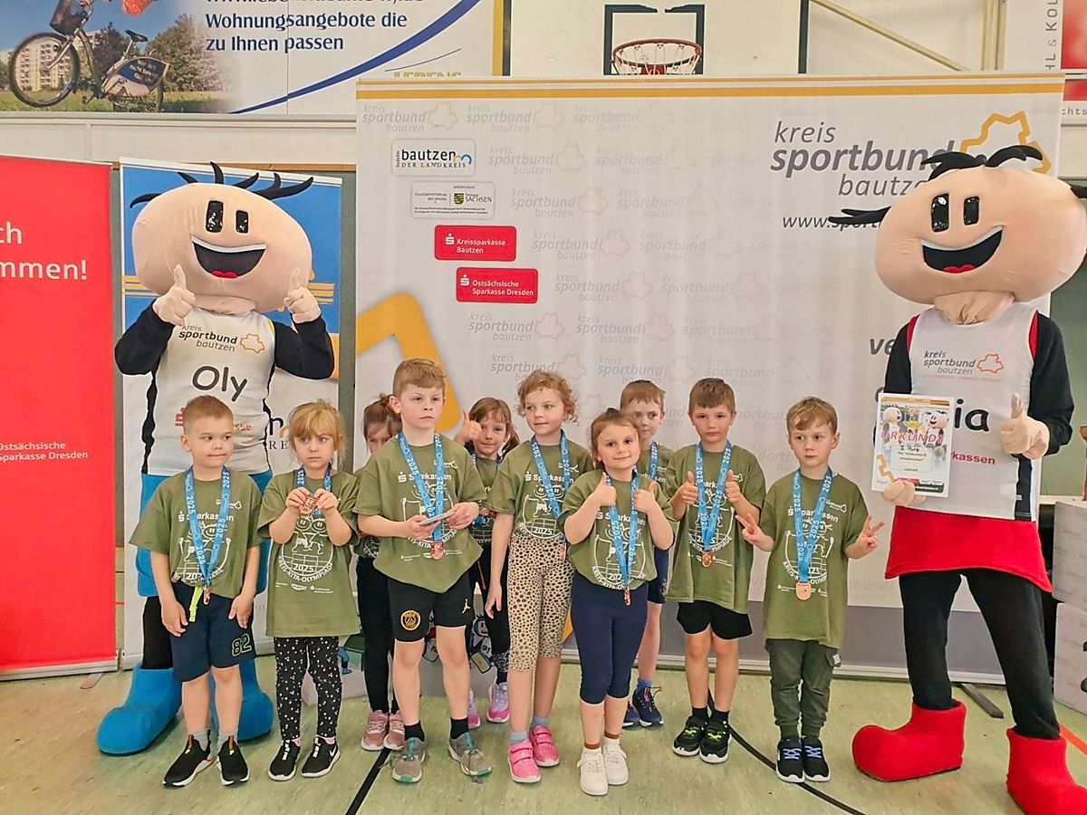 Kleine Sportler treffen einen echten Sport-Star