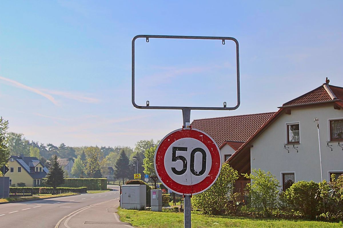 Ortstafel abgeschraubt und mitgenommen