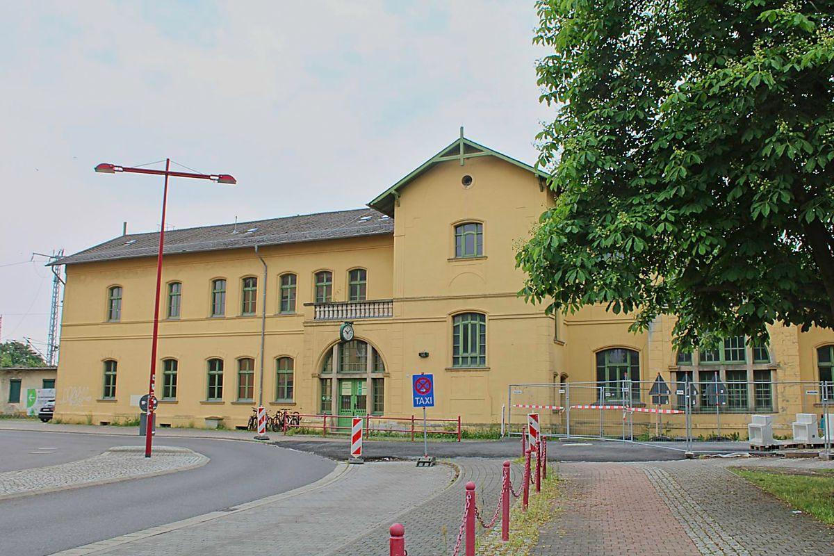 Was könnte man wohl im Bahnhof machen?