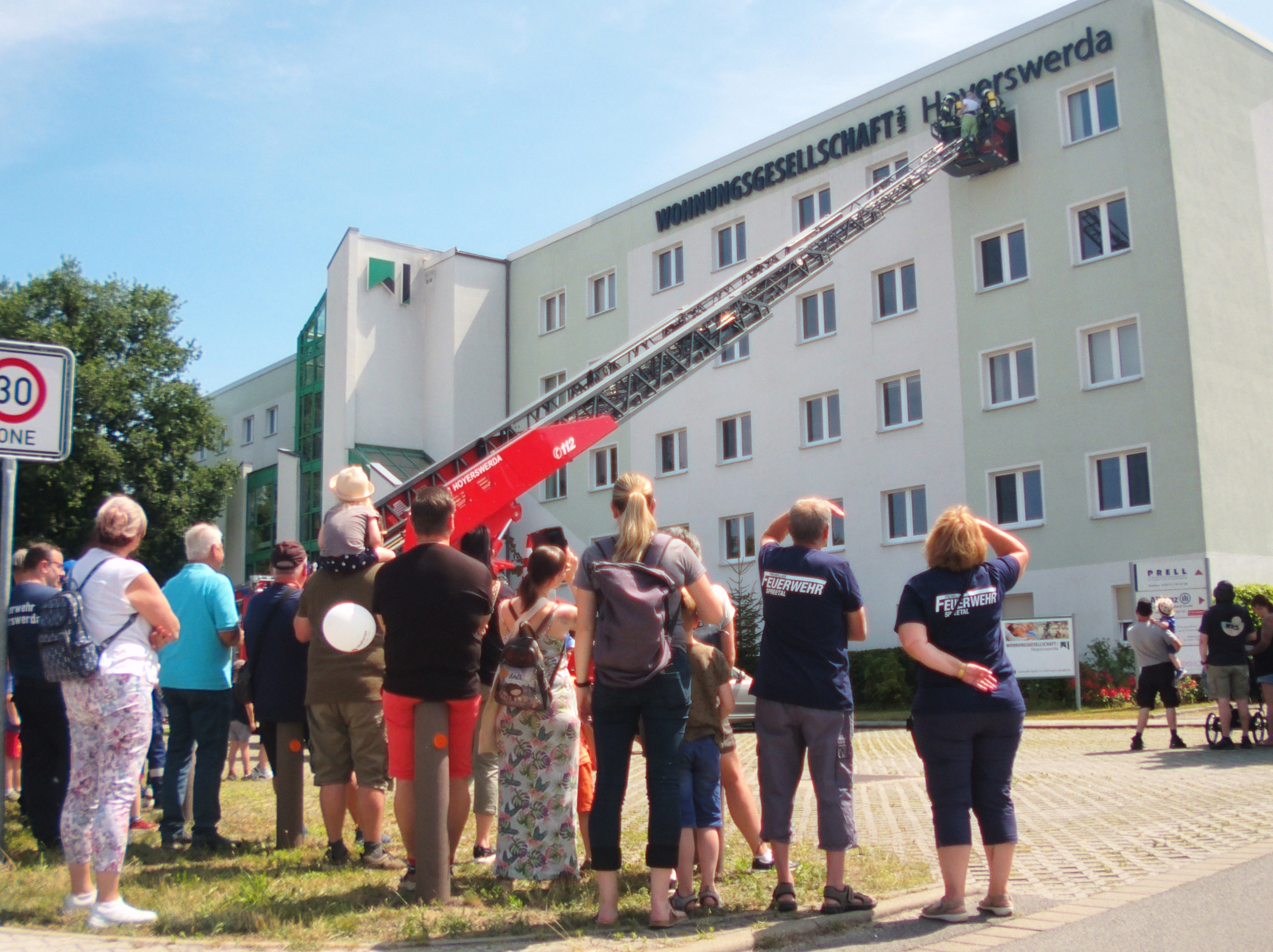 Großes Interesse an Drehleiter-Einsatz
