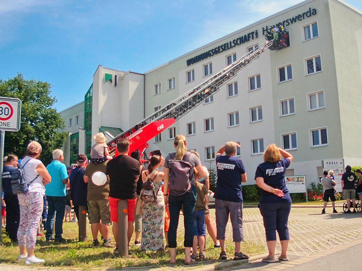 Bürogebäude übers Fenster verlassen