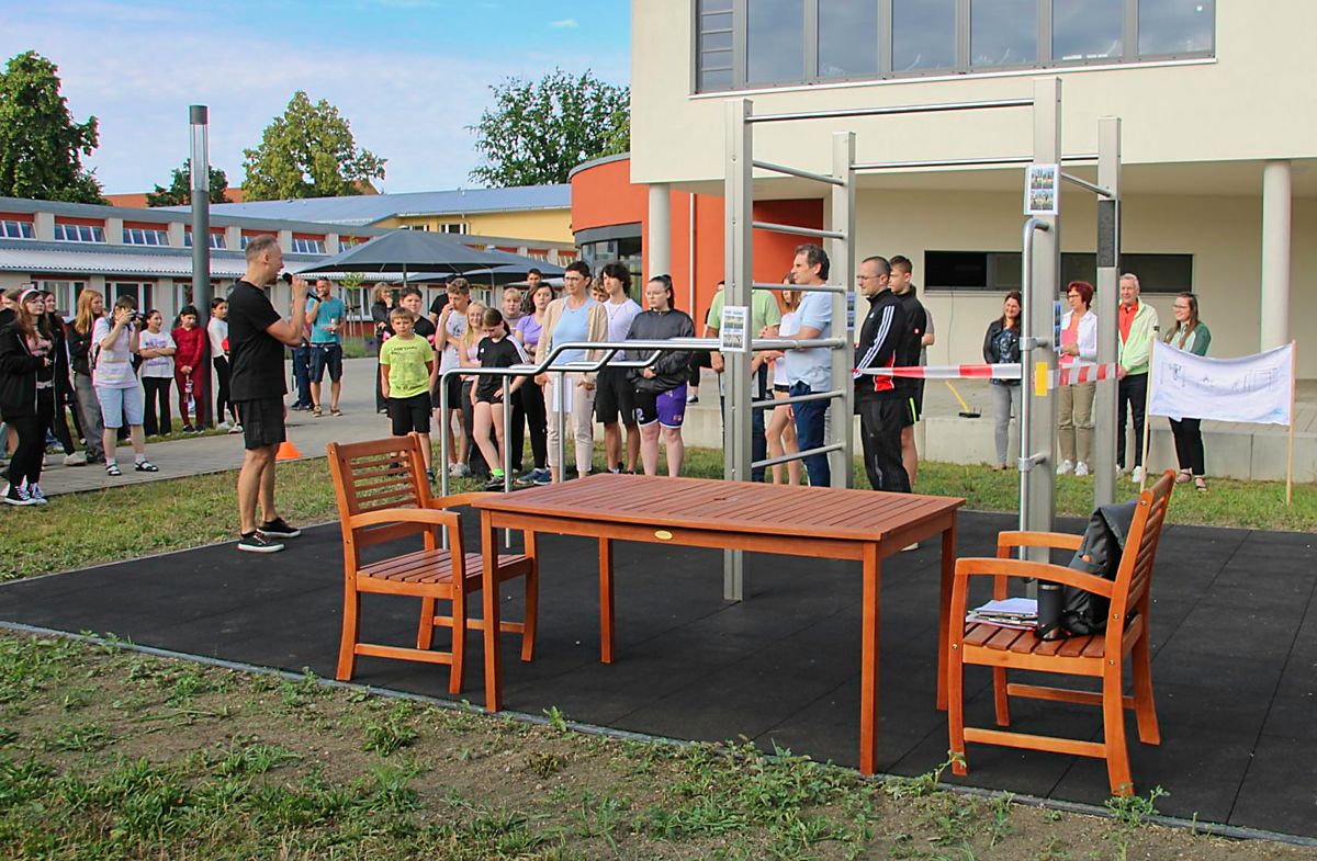 Calisthenics-Übungen auf dem Schulhof