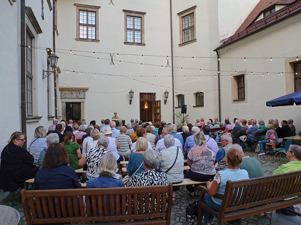 Humorvolles und Historisches im Gefängnishof
