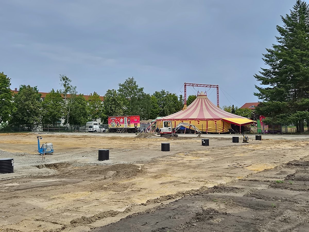 Nanu, ein Zirkuszelt neben einer Baustelle?