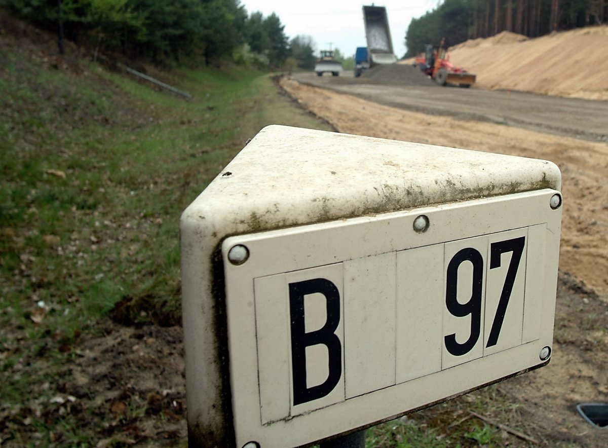 Bundesstraßen-Erneuerung auf einem Kilometer