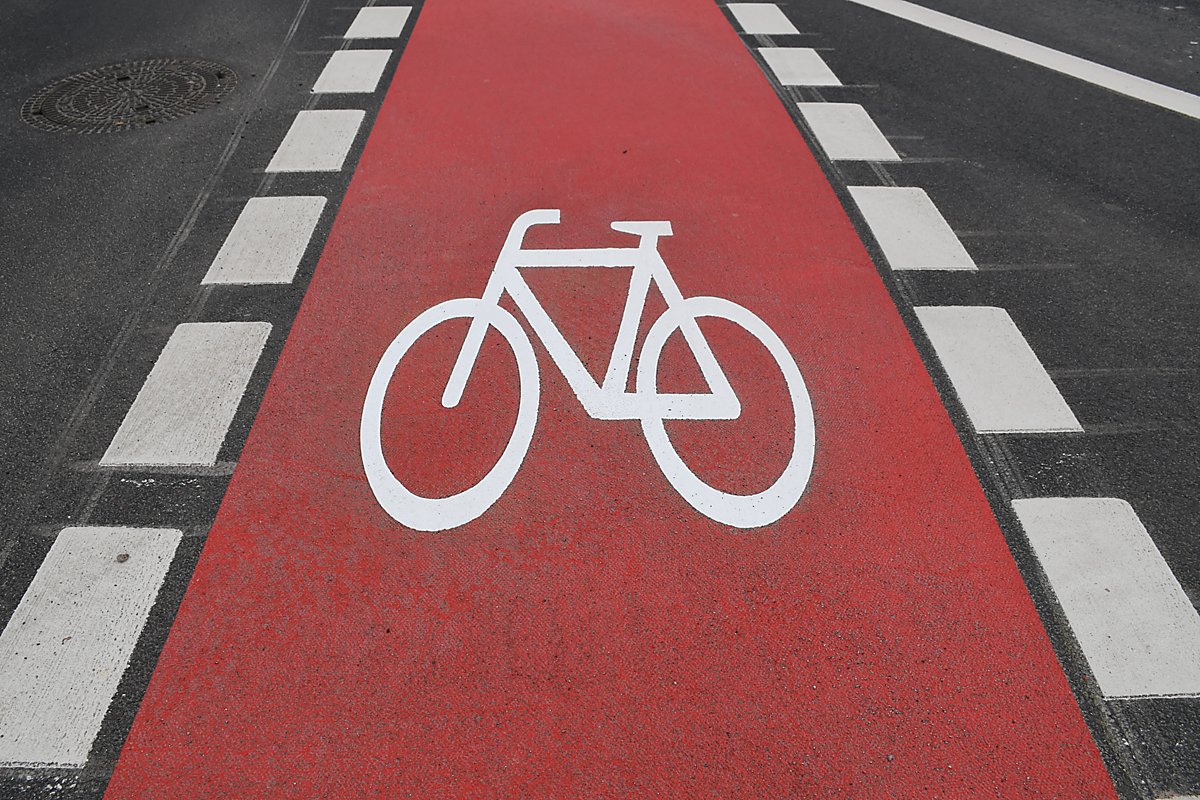 Neuer Asphalt auf rund einem Kilometer Länge