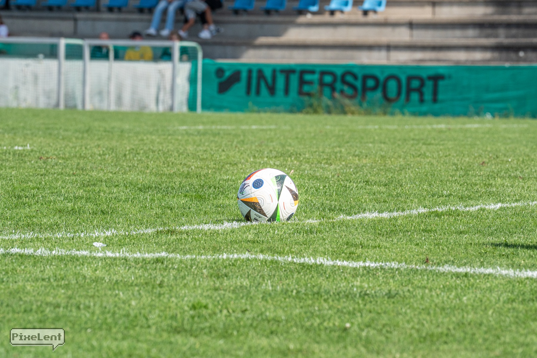 Man sieht einen auf dem Rasen liegenden Fußball.