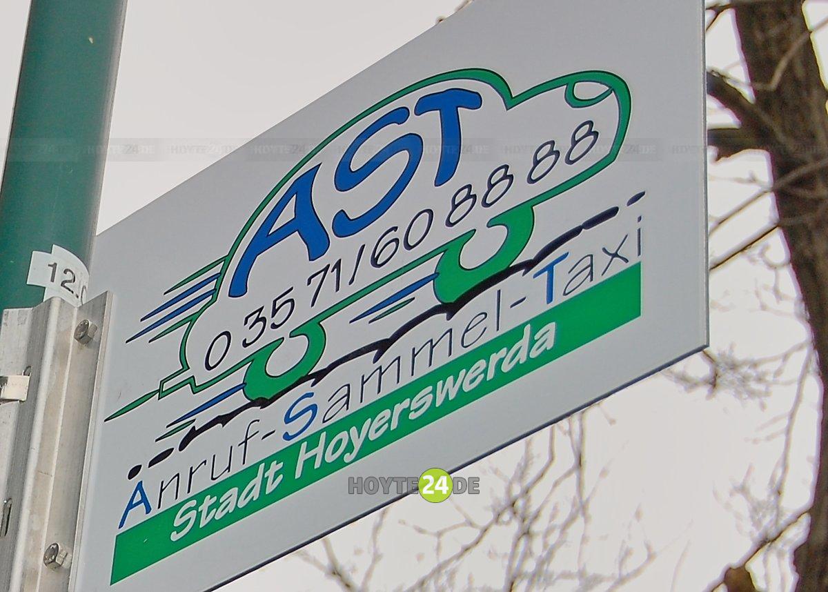 Man sieht ein Schild mit der Aufschrift AST - Anruf-Sammel-Taxi - Stadt Hoyerswerda.