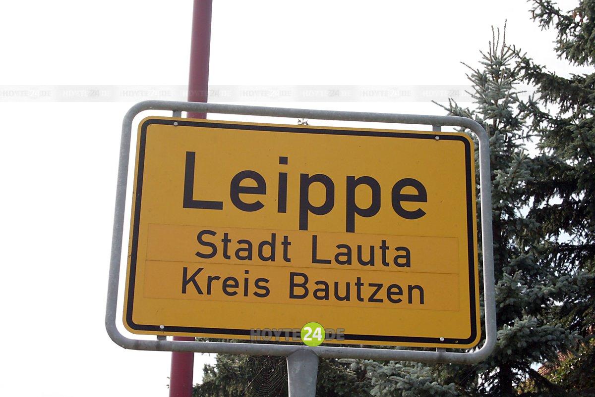 Man sieht das Ortseingangsschild von Leippe.