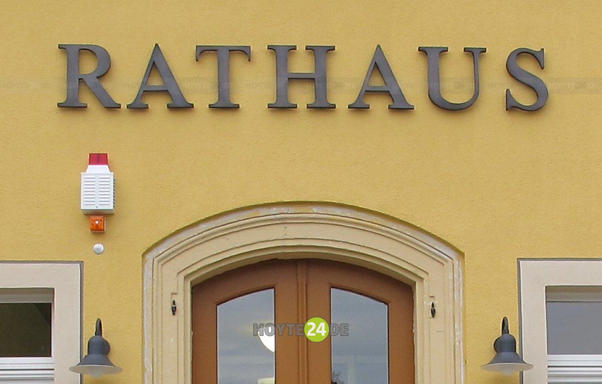 Man sieht den Schriftzug Rathaus.