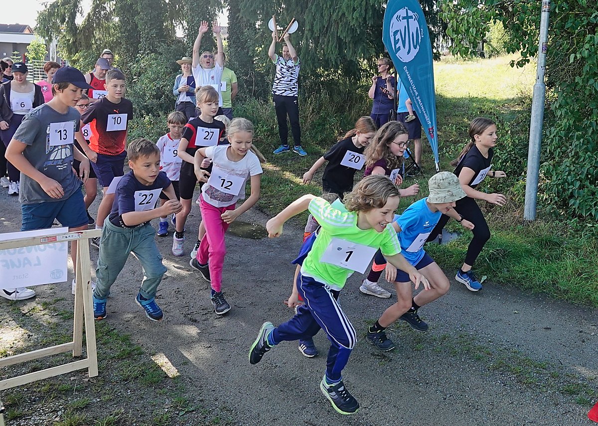 Man sieht Kinder beim Laufen am Kubitzberg.
