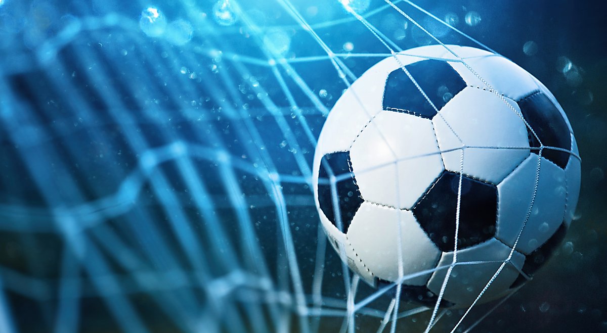 Man sieht einen Fussball im Tor