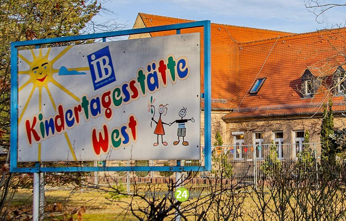 Man sieht ein Schild mit der Aufschrift "IB Kindertagesstätte West"
