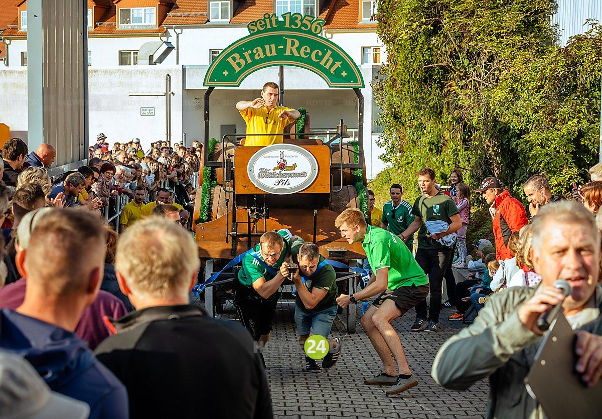 Man sieht ein Bild von einem früheren Brauereifest.