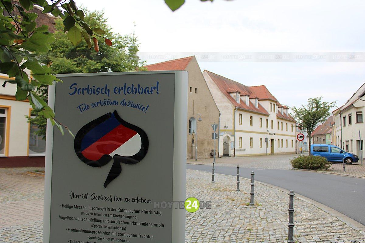 Man sieht ein Schild in Wittichenau mit der Aufschrift "Sorbisch erlebbar!"