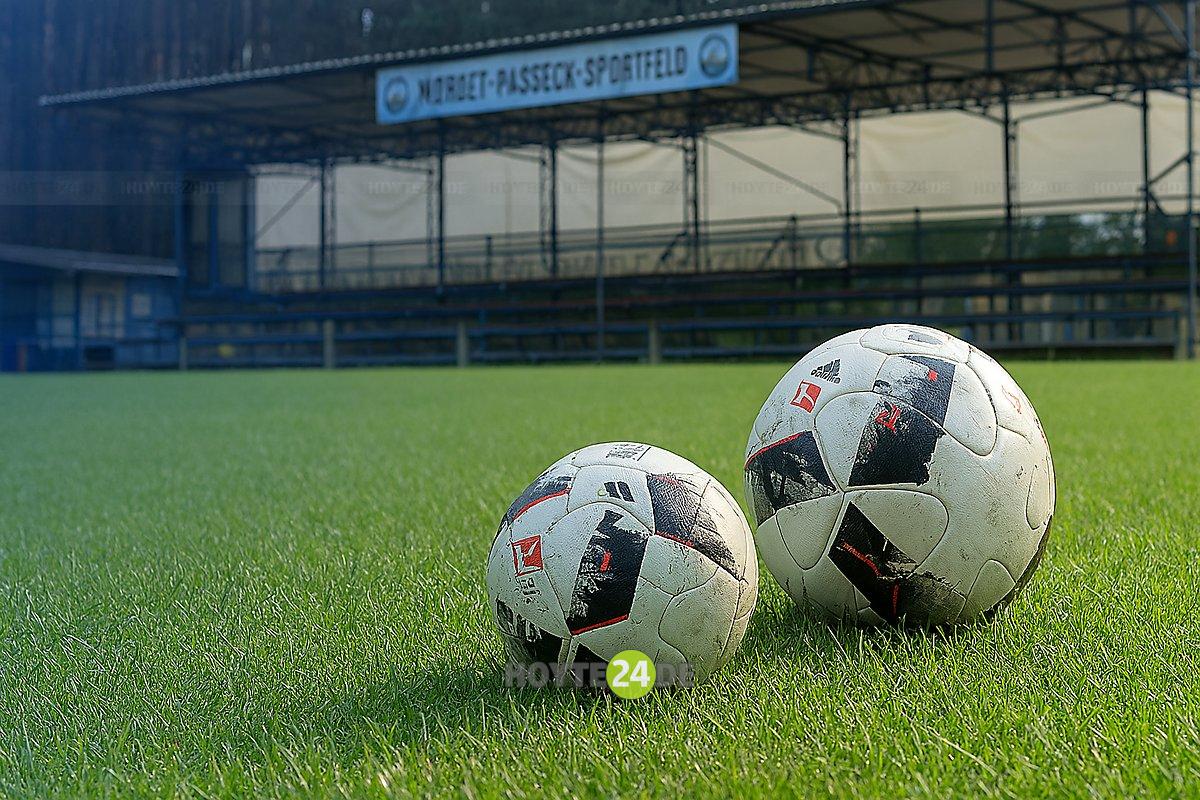 Man sieht zwei Bälle auf dem Norbert-Passeck-Sportfeld in Bergen.