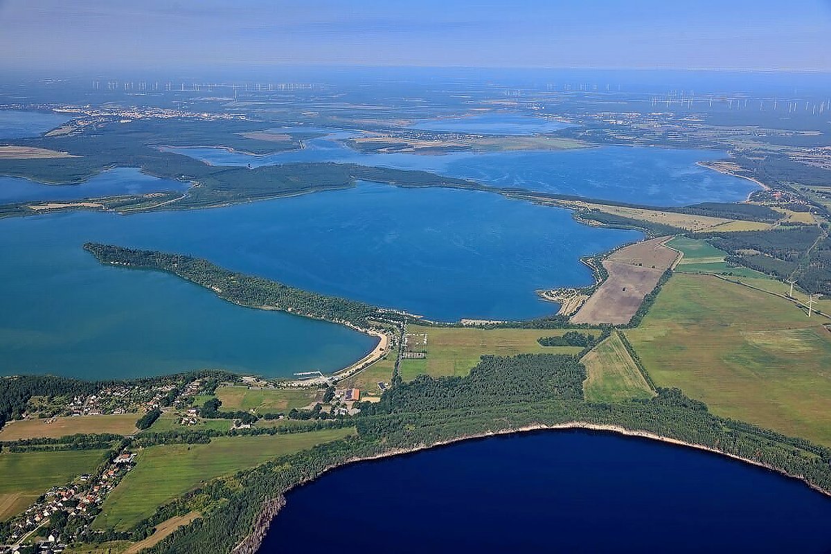 Man sieht Gewässer des Lausitzer Seenlandes, die sogenannte Restlochkette