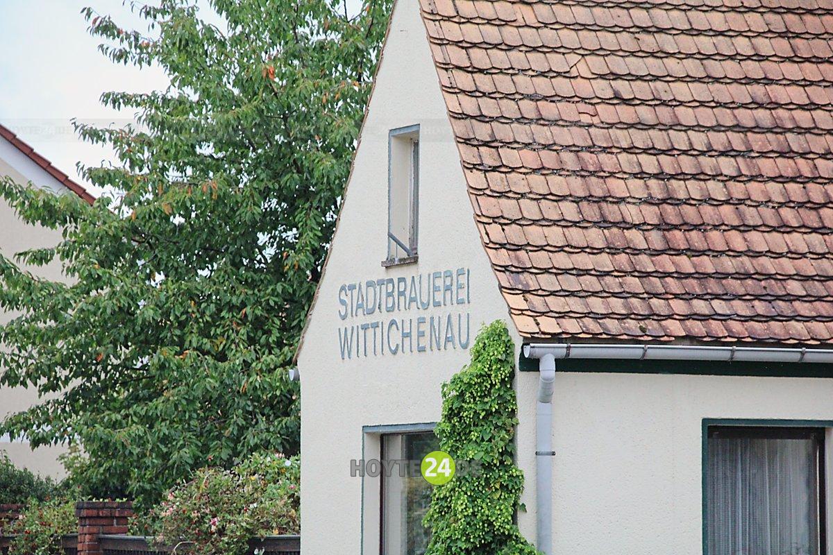 Man sieht ein Gebäude mit der Aufschrift Stadtbrauerei Wittichenau.