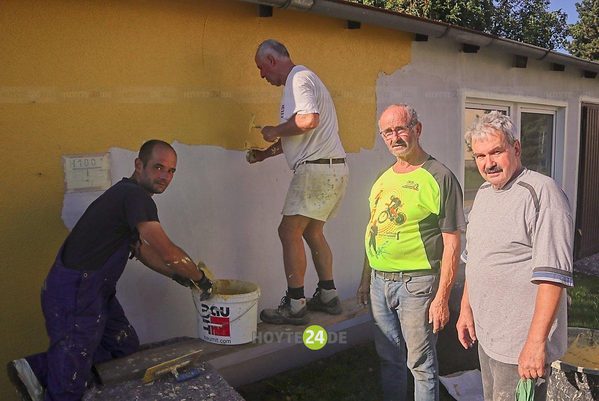 Der Herbstmarkt in Lohsa erfordert viel Organisationstalent. Im Vorfeld war Arbeitseinsatz am 3. September. Der Vereinsraum erhielt frische helle Farbe für die Fassade. Mit dabei waren Ortsvorsteher Mathias Tronnier, Siegbert Härtel, Gerald Tronnier und Andreas Kohl. (v.li.n.re.)