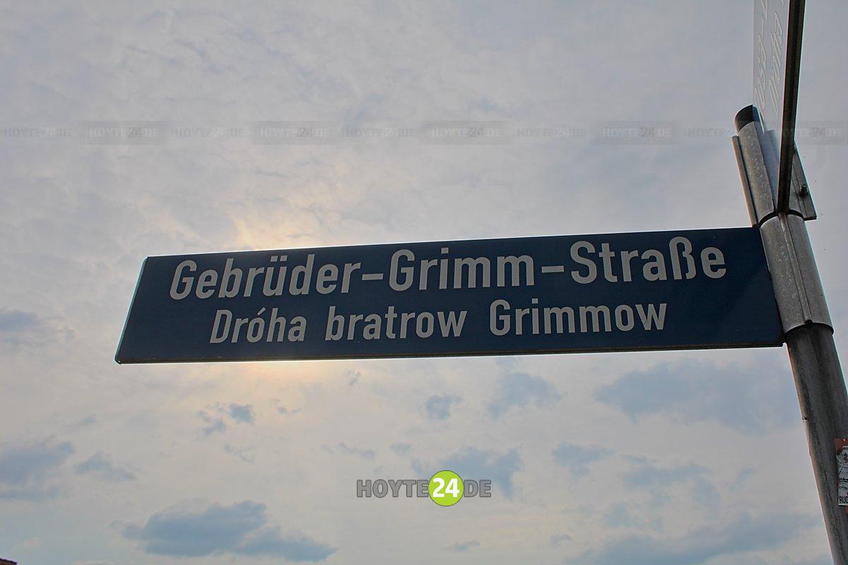 Zu sehen ist das Straßenschild der Gebrüder-Grimm-Straße in Hoyerswerda