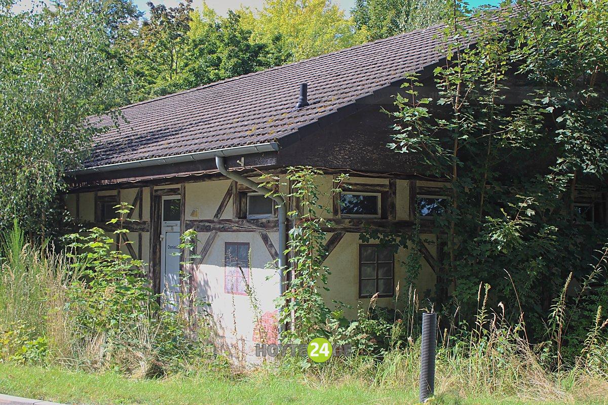 Man sieht die alte Toilettenanlage in Groß Särchen.